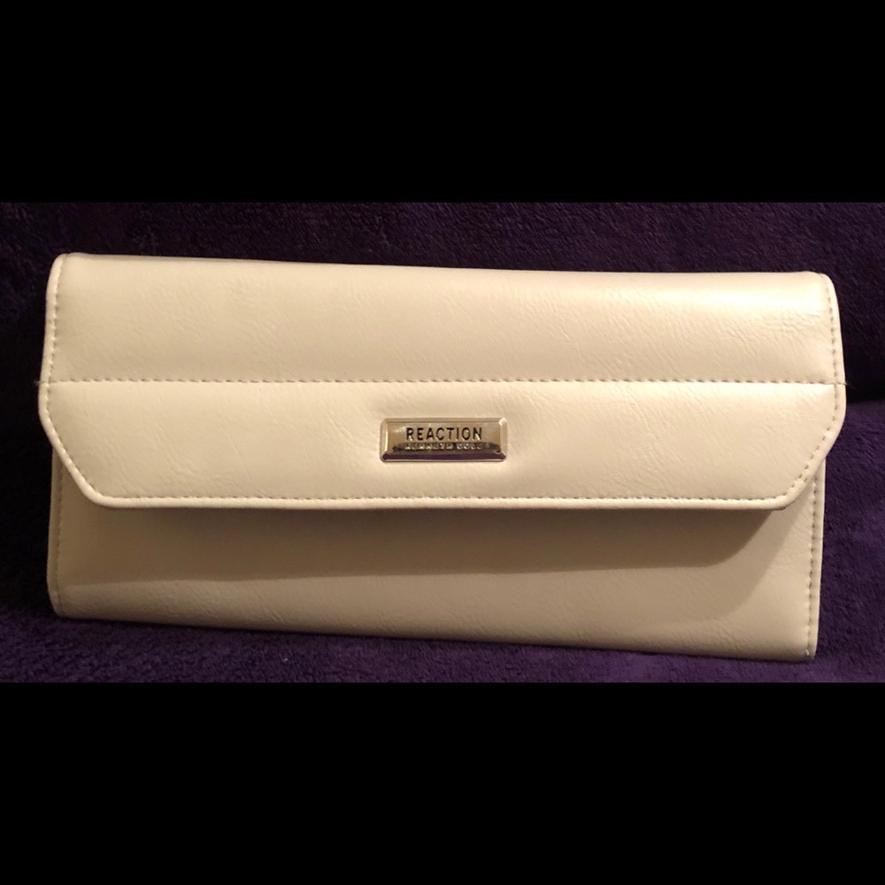 **BRAND NEW***KENNETH COLE BEIGE WALLET